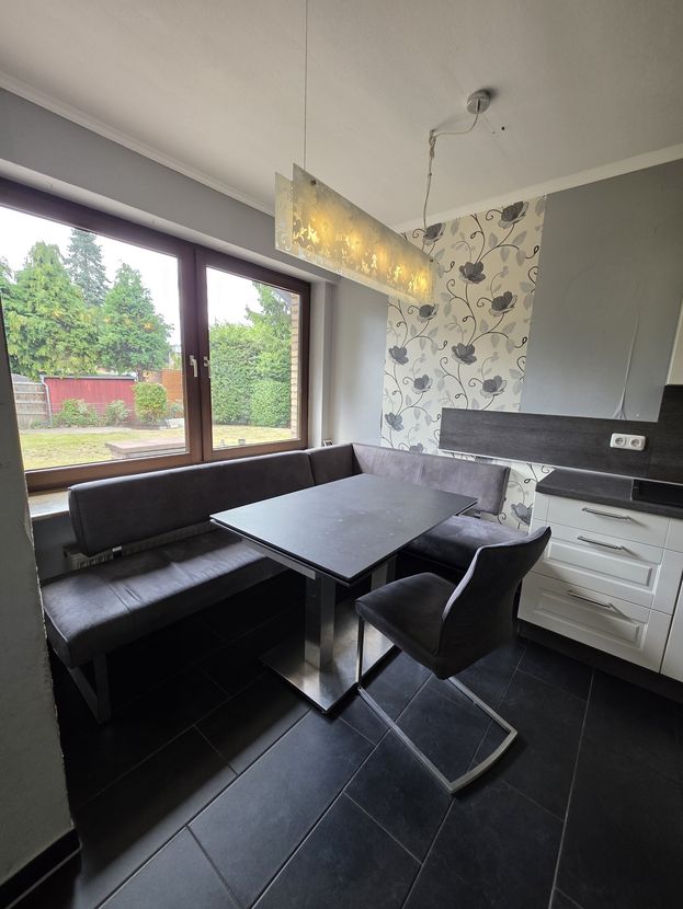 Familienidyll in Bestlage: Freistehendes Haus mit ca. 230 m² Wohnfläche und 3 Garagen in Uerdingen