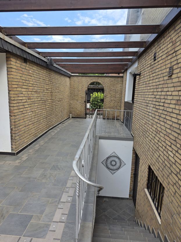 Familienidyll in Bestlage: Freistehendes Haus mit ca. 230 m² Wohnfläche und 3 Garagen in Uerdingen