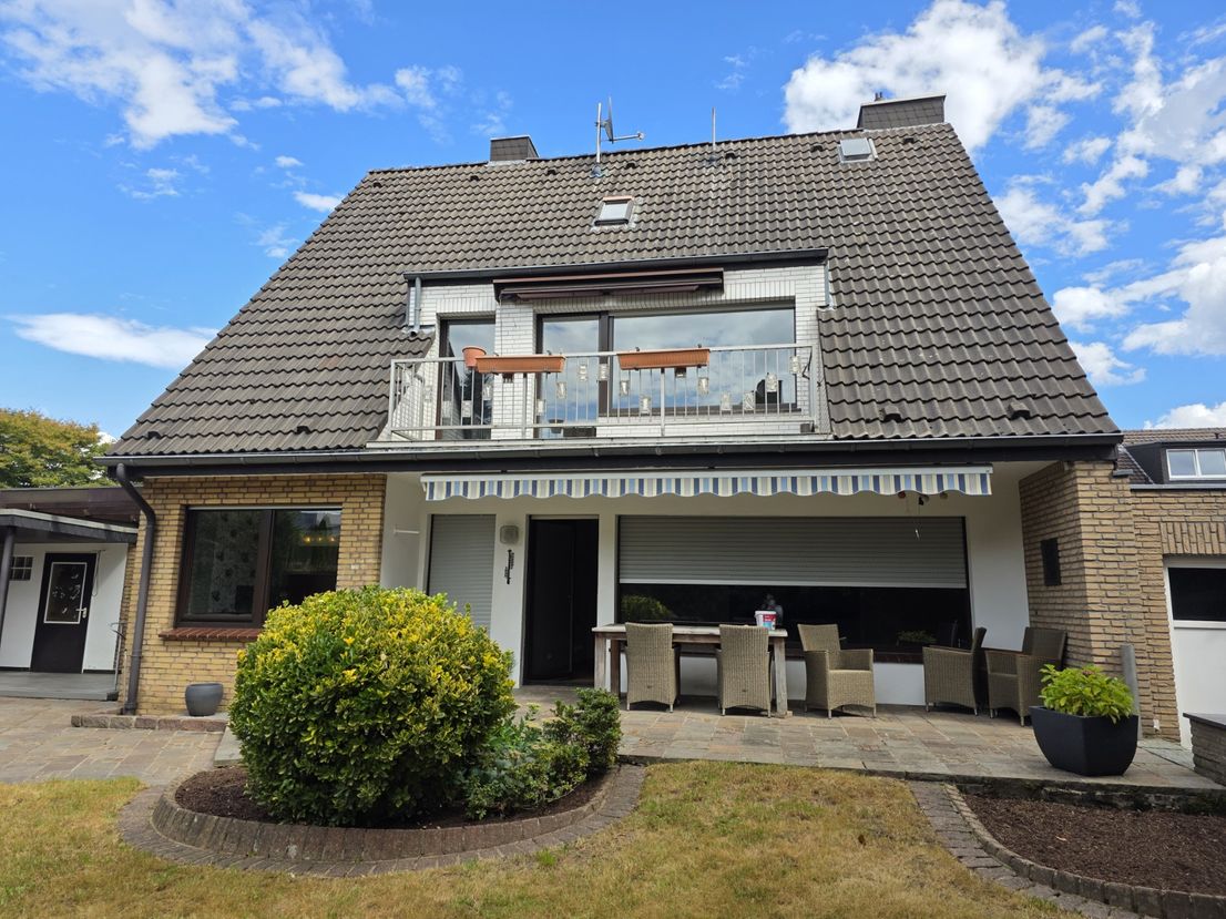 Familienidyll in Bestlage: Freistehendes Haus mit ca. 230 m² Wohnfläche und 3 Garagen in Uerdingen