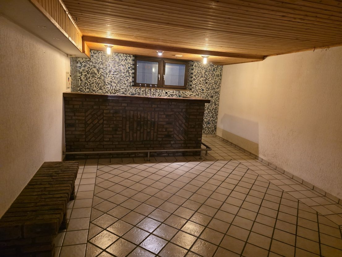 Familienidyll in Bestlage: Freistehendes Haus mit ca. 230 m² Wohnfläche und 3 Garagen in Uerdingen