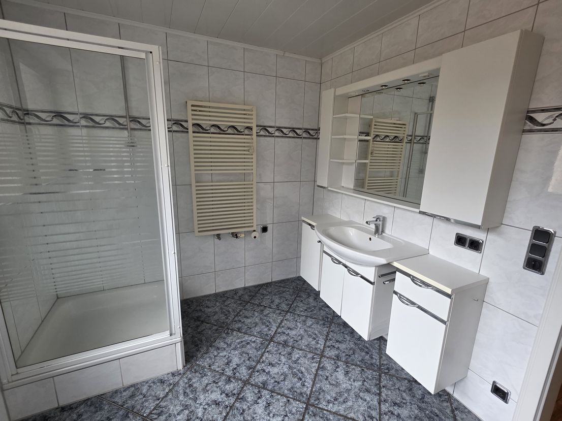 Familienidyll in Bestlage: Freistehendes Haus mit ca. 230 m² Wohnfläche und 3 Garagen in Uerdingen
